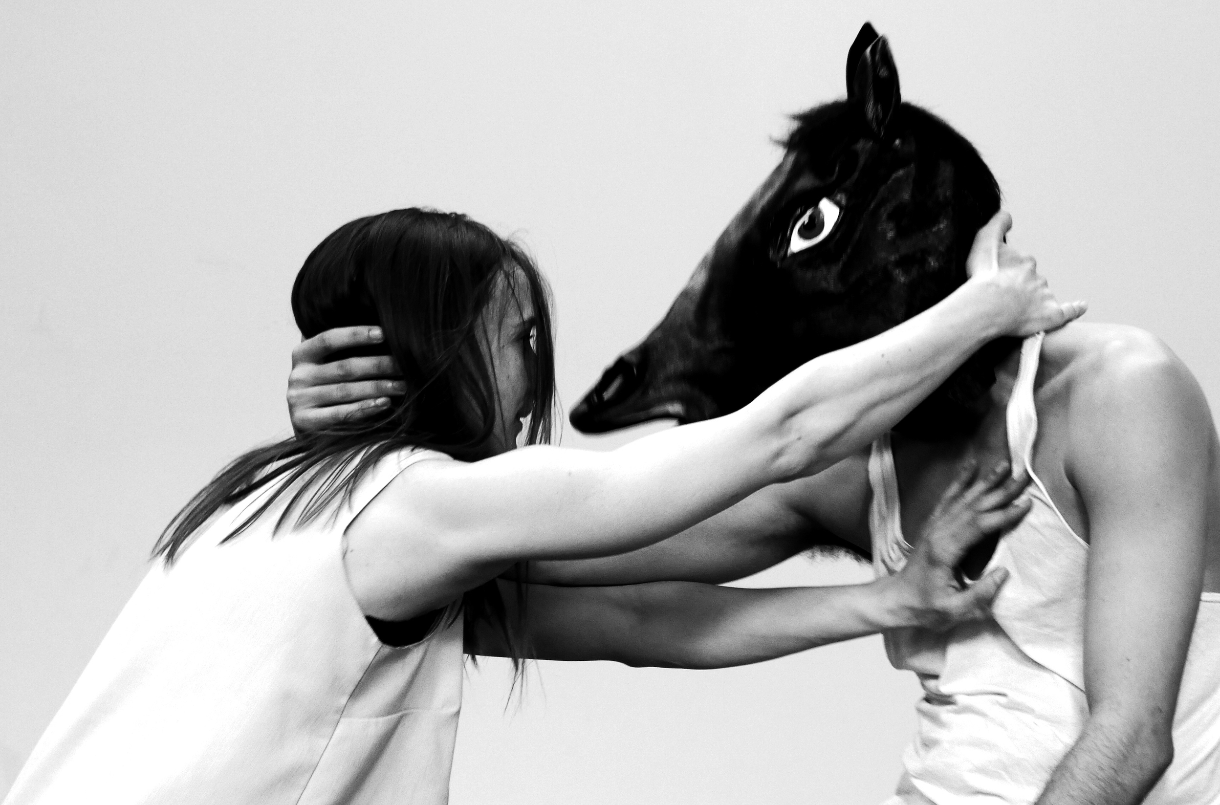 Bildet viser en kvinneskikkelse som holder fast i en menneskekropp med et hestehode