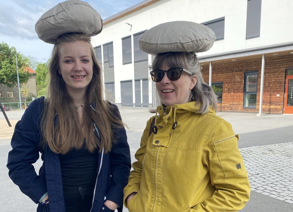 Mathilde Landlie og Elin O. Rekdal fra Scenekunstbruket på teaterforestilling under arbeidsuken.